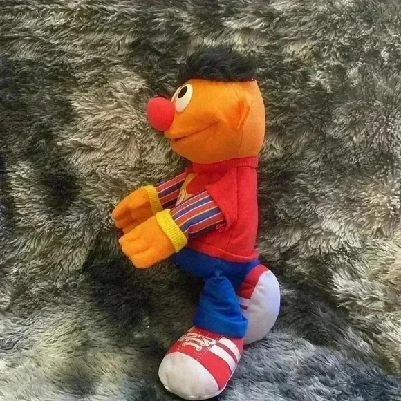 Playskool HASBRO SESAME STREET
ROCKIN' NUMBERS ERNIE TALKING  PLUSH
TOY - Picture 7 of 11